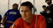 Escene de la película idiocracy. El personaje principal observa consternado los intentos de los demás participantes en un test de inteligencia de hacer lo evidente.