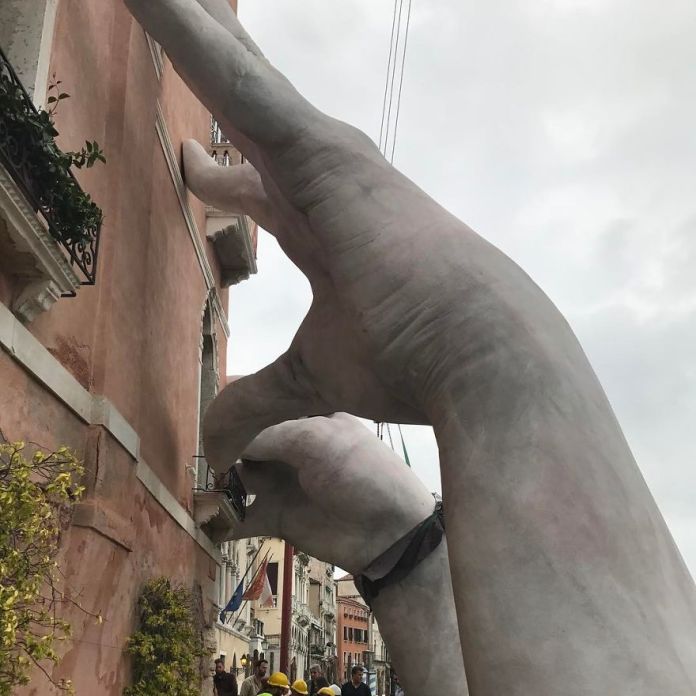 488828
