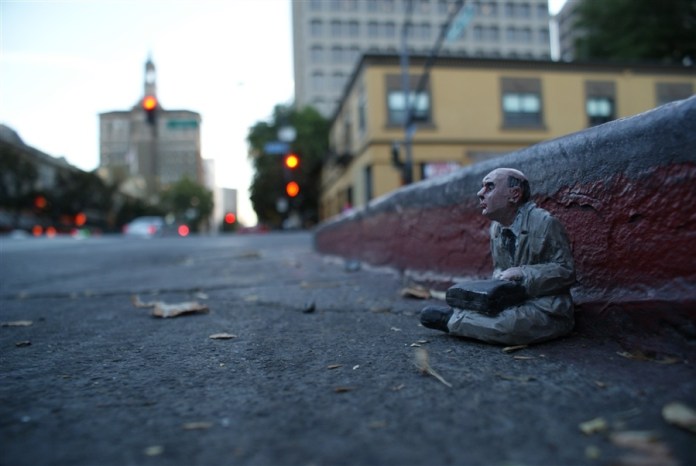 Homeless. San Jose, EEUU. Cement Eclipses -By Isaac Cordal 2013 in