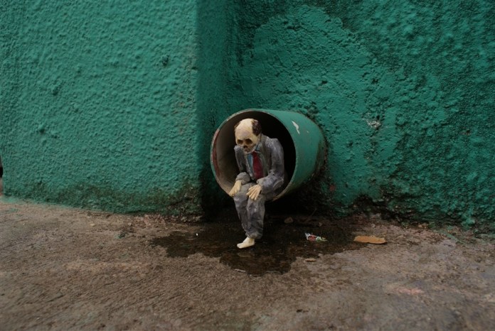 San Cristóbal de las Casas, México. Cement Eclipses -By Isaac Cordal 2013 in 6
