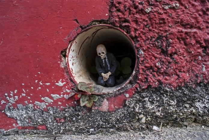San Cristóbal de las Casas, México. Cement Eclipses -By Isaac Cordal 2013 in 7