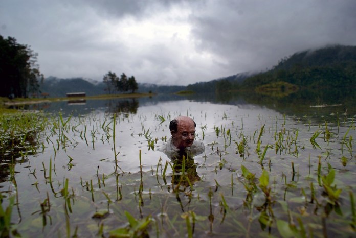 The other border. Lagos de Montebello, Chiapas. México. Cement Eclipses -By Isaac Cordal 2013 in 9