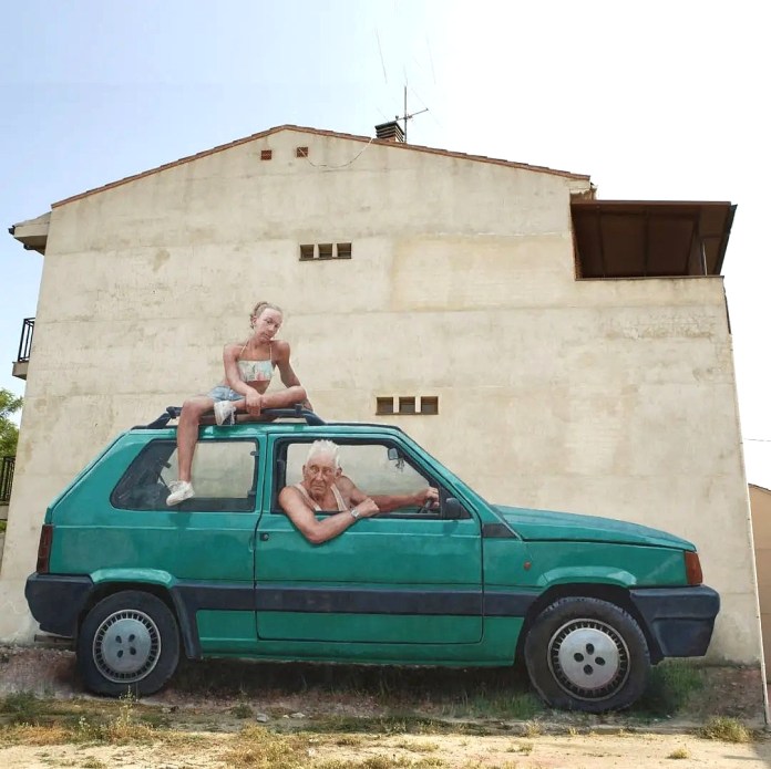 Realistic mural of a teal Fiat Panda with a man in the driver’s seat and a woman sitting casually on the roof. The wall behind is blank, allowing the car to appear parked in front of it.