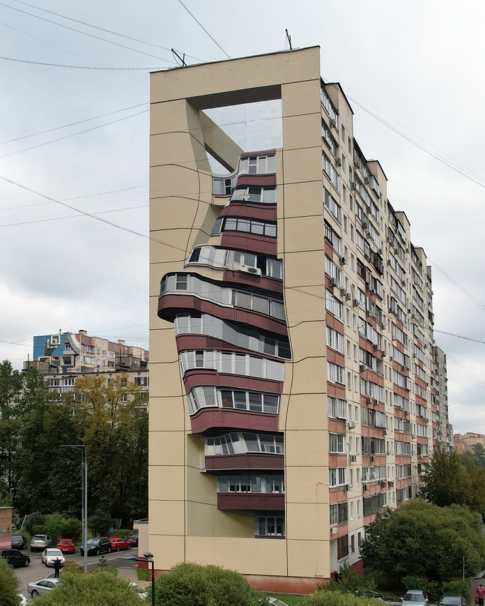 Anamorphic 3D mural by Shozy on a high-rise in Balashikha, Russia, depicting a warped wave of balconies flowing diagonally down the structure, making the building appear as if it's melting.