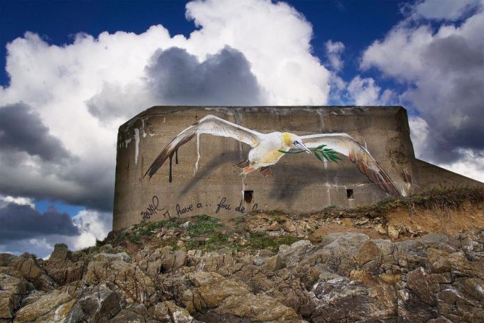 Graffiti mural by Näutil of a bird at a beach