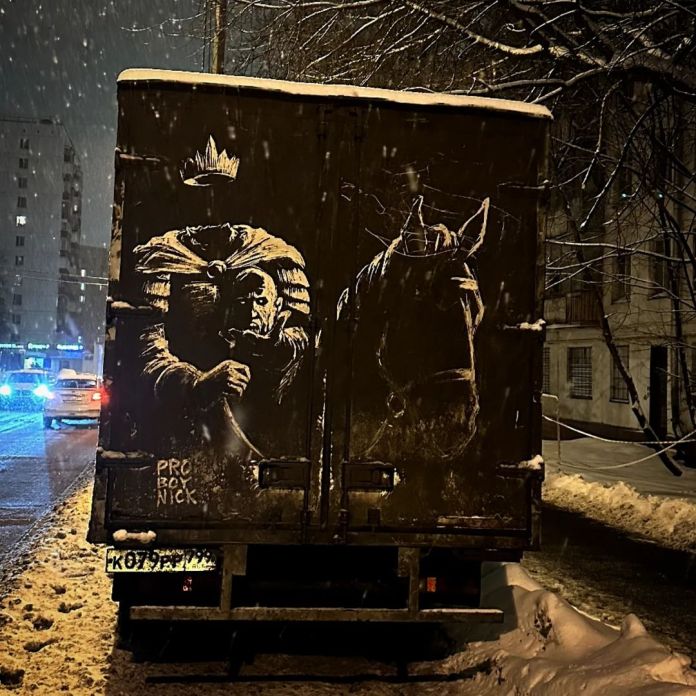 Dirty van mural by ProBoyNick showing a crowned man in robes and a horse, illuminated by streetlight, with snow falling around the van in a wintery Moscow setting.