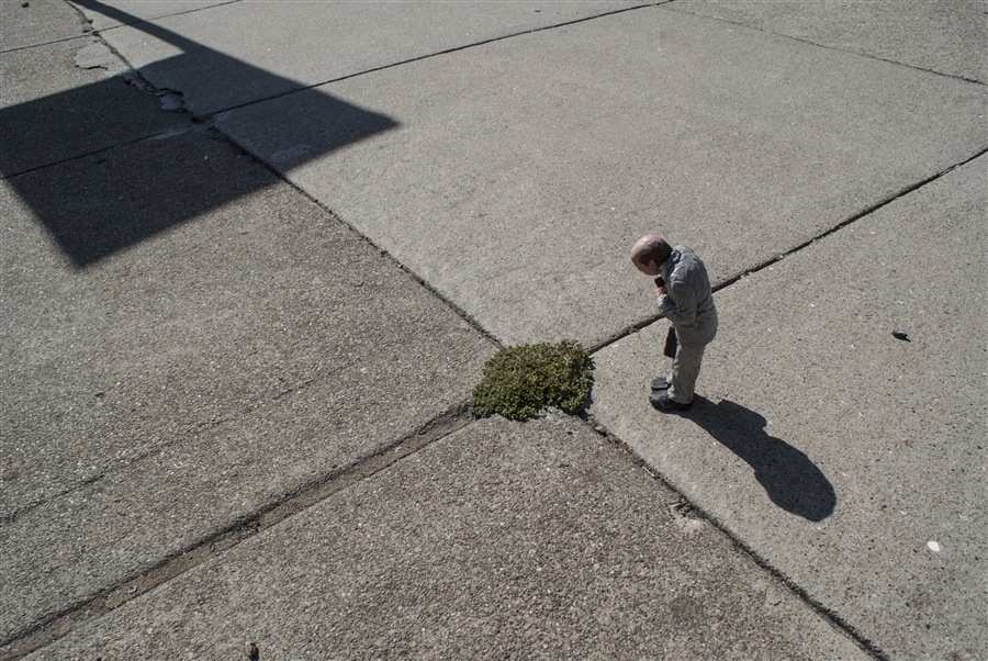 Remembrances from nature. San Francisco, EEUU. Cement Eclipses -By Isaac Cordal 2013 in 3