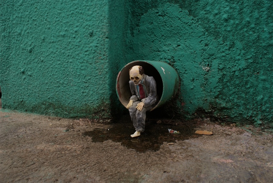 San Cristóbal de las Casas, México. Cement Eclipses -By Isaac Cordal 2013 in 6