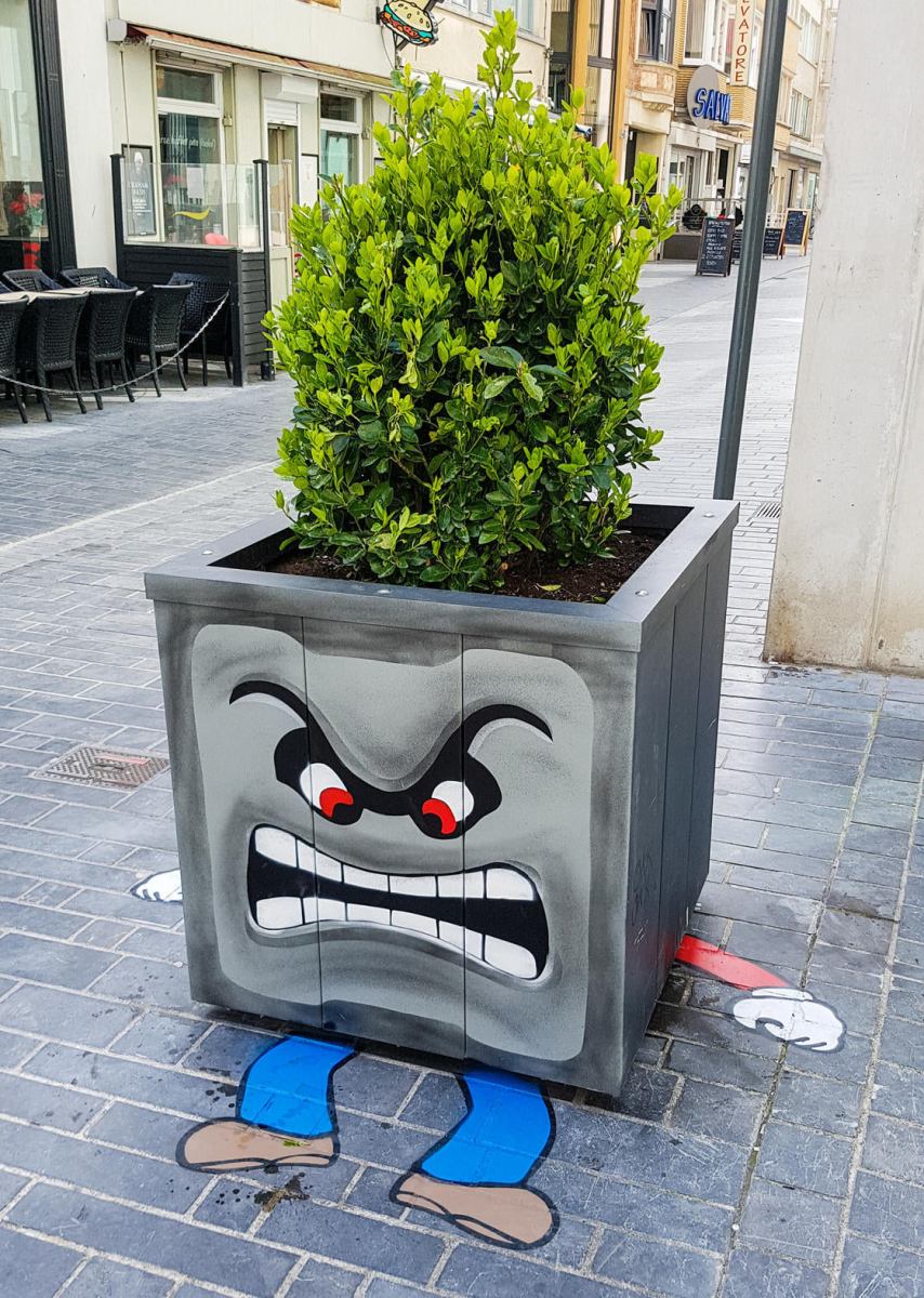 Mario crossing the street by Oakoak