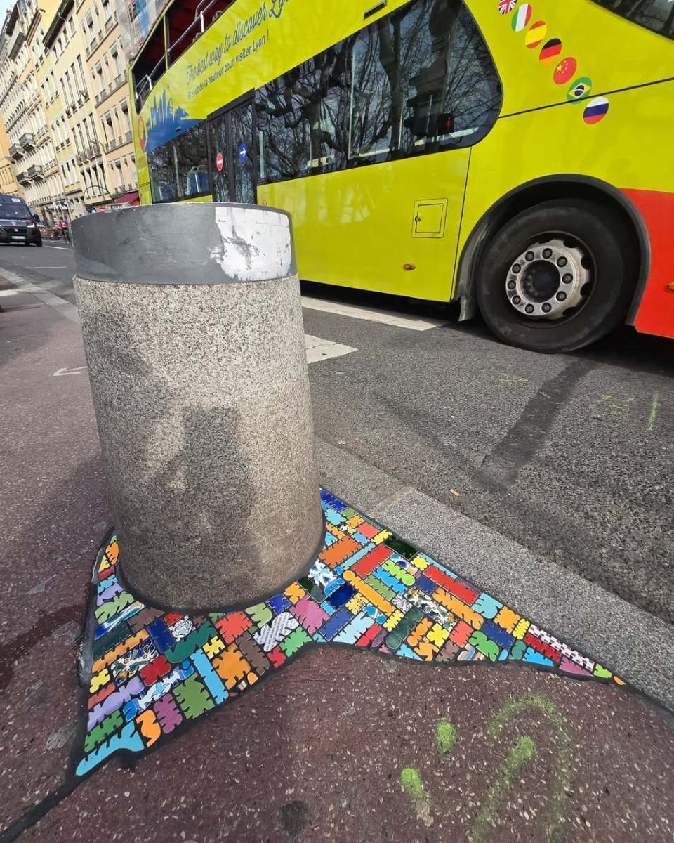 573156