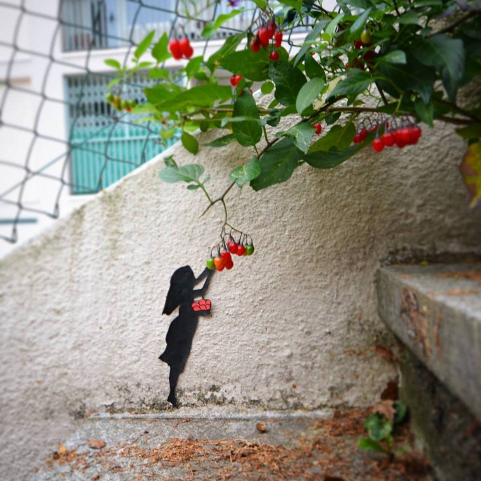 Street Art by Oakoak - Small Girl and small apple