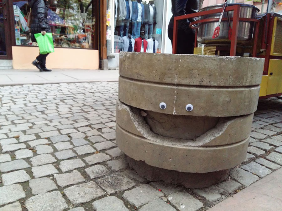 Concrete barrier with a wide open mouth