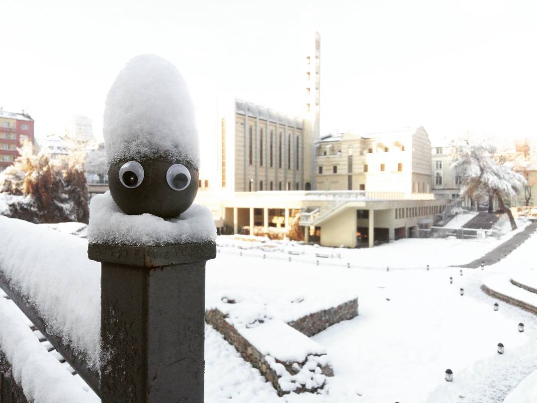 Kid placing a googly eye on a pole