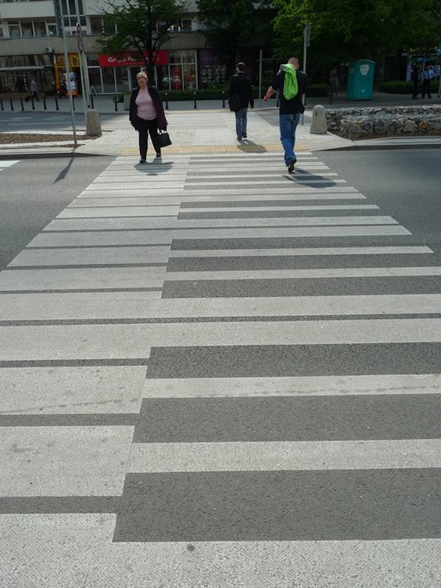 587766