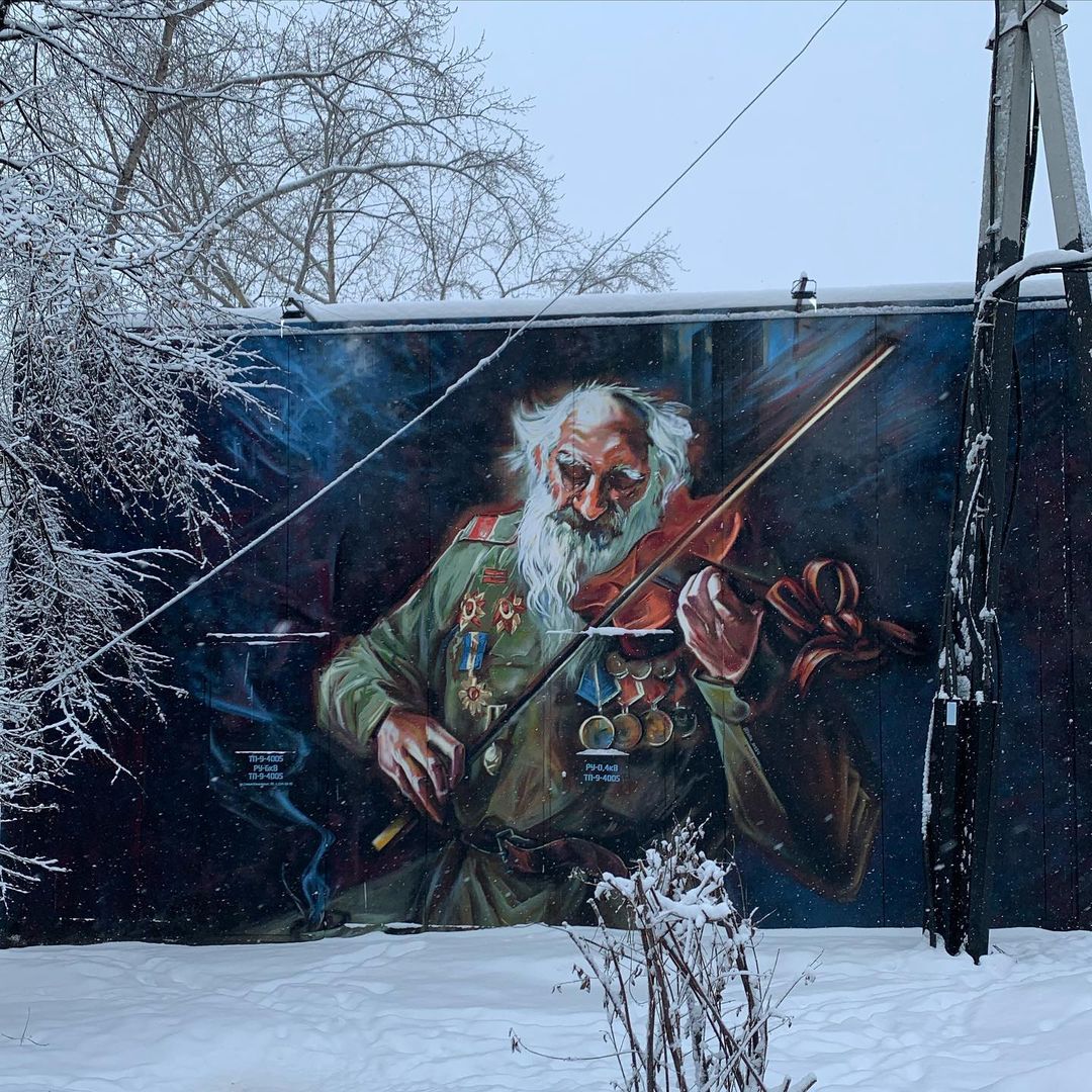 Vivid mural depicting an elderly soldier in military attire passionately playing a violin, with deep, contrasting colors enhancing emotional impact.