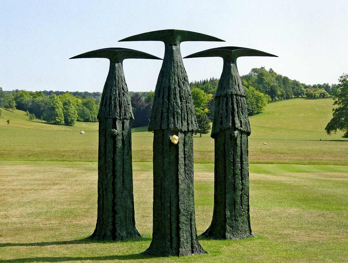 The Sentinels bronze sculpture by Philip Jackson in the UK. These towering figures look like a majestic 3D illusion, standing tall in the grass like a pop-up street art mural or elegant graffiti piece.