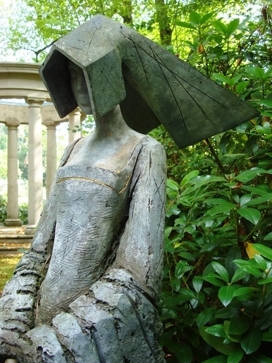 Tiepolo’s Model sculpture by Philip Jackson resting among trees in the UK. This landscape piece acts as a brilliant 3D illusion, matching the creativity of outdoor street art, murals, and graffiti.