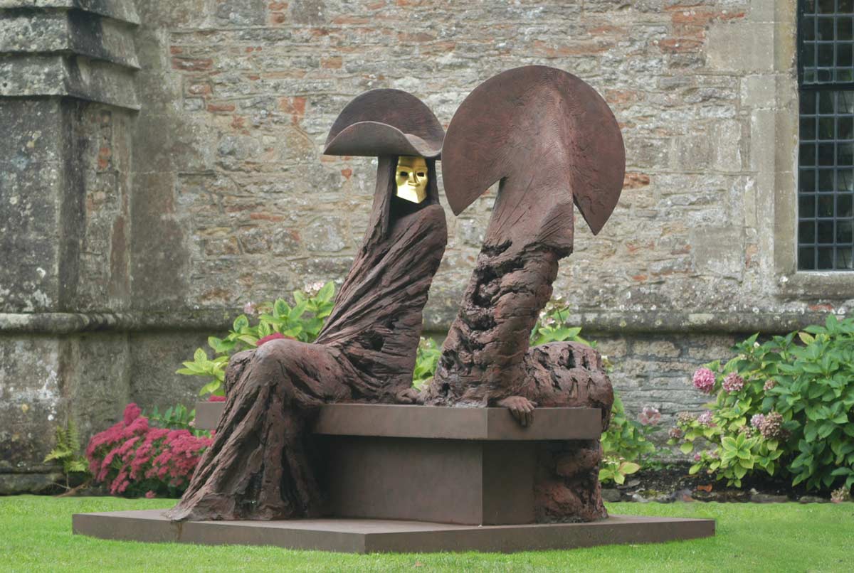 The Grandees sculpture by Philip Jackson in the UK. Two seated figures that create an unforgettable 3D illusion, celebrating public street art, mural art, and graffiti themes in bronze.