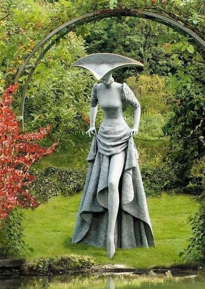 The Glass Slipper sculpture by Philip Jackson in the UK. A fairytale 3D illusion stepping forward, blending the best of street art, outdoor murals, and graffiti vibes into nature.