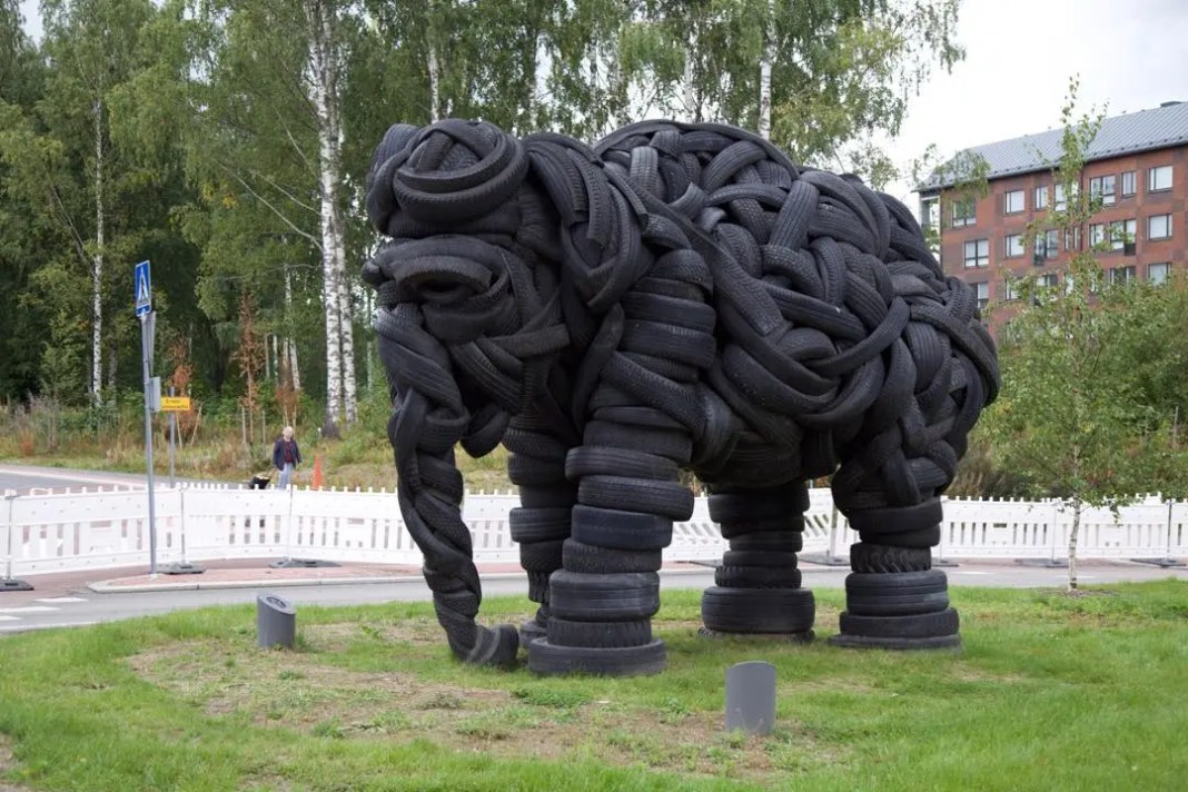 595577