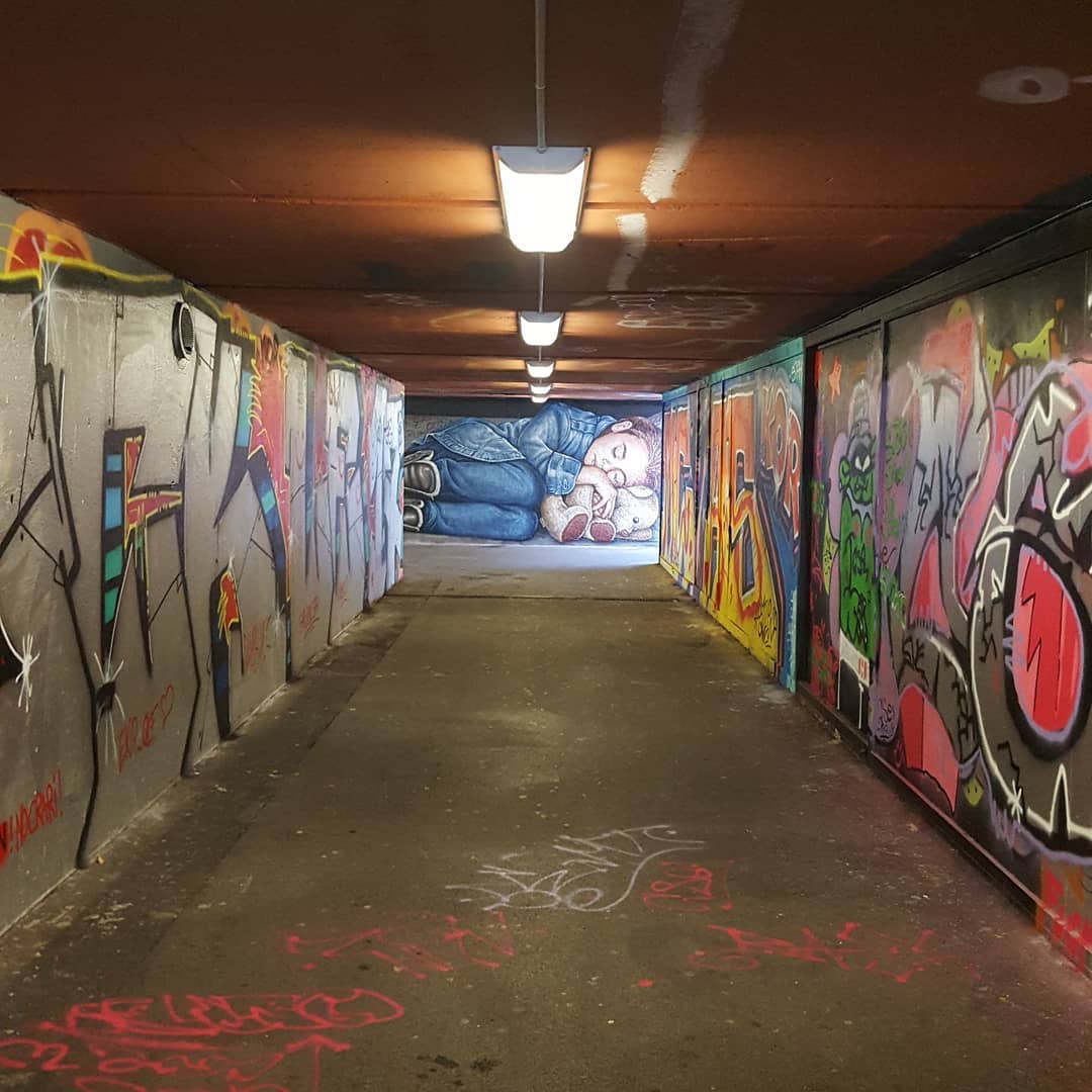 595979
