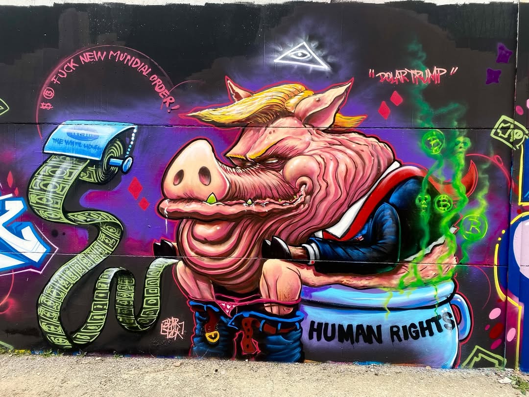 A close-up of 'The Crime Kings 2025' mural by Bear Tck, highlighting the exaggerated pig-like caricature of Donald Trump. The figure sits on a toilet labeled 'Human Rights' with pants down, and a toilet paper roll dispensing dollar bills. Above, a glowing pyramid-shaped eye and the phrase 'F** New Mundial Order' add to the mural’s social commentary. Green fumes with Bitcoin symbols swirl around, reinforcing the theme of financial power.