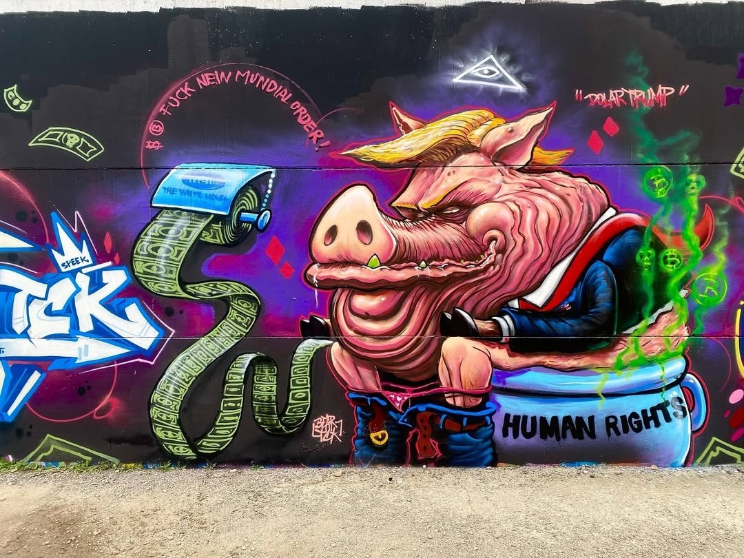 A close-up of 'The Crime Kings 2025' mural by Bear Tck, highlighting the exaggerated pig-like caricature of Donald Trump. The figure sits on a toilet labeled 'Human Rights' with pants down, and a toilet paper roll dispensing dollar bills. Above, a glowing pyramid-shaped eye and the phrase 'F** New Mundial Order' add to the mural’s social commentary. Green fumes with Bitcoin symbols swirl around, reinforcing the theme of financial power.