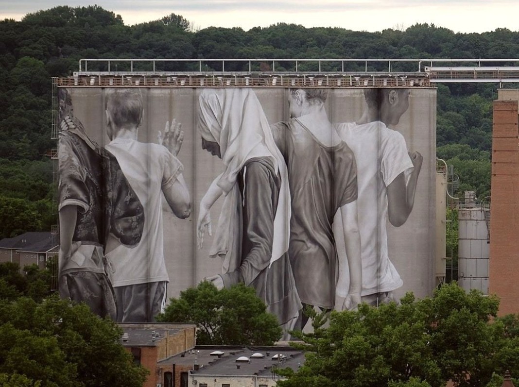 599747