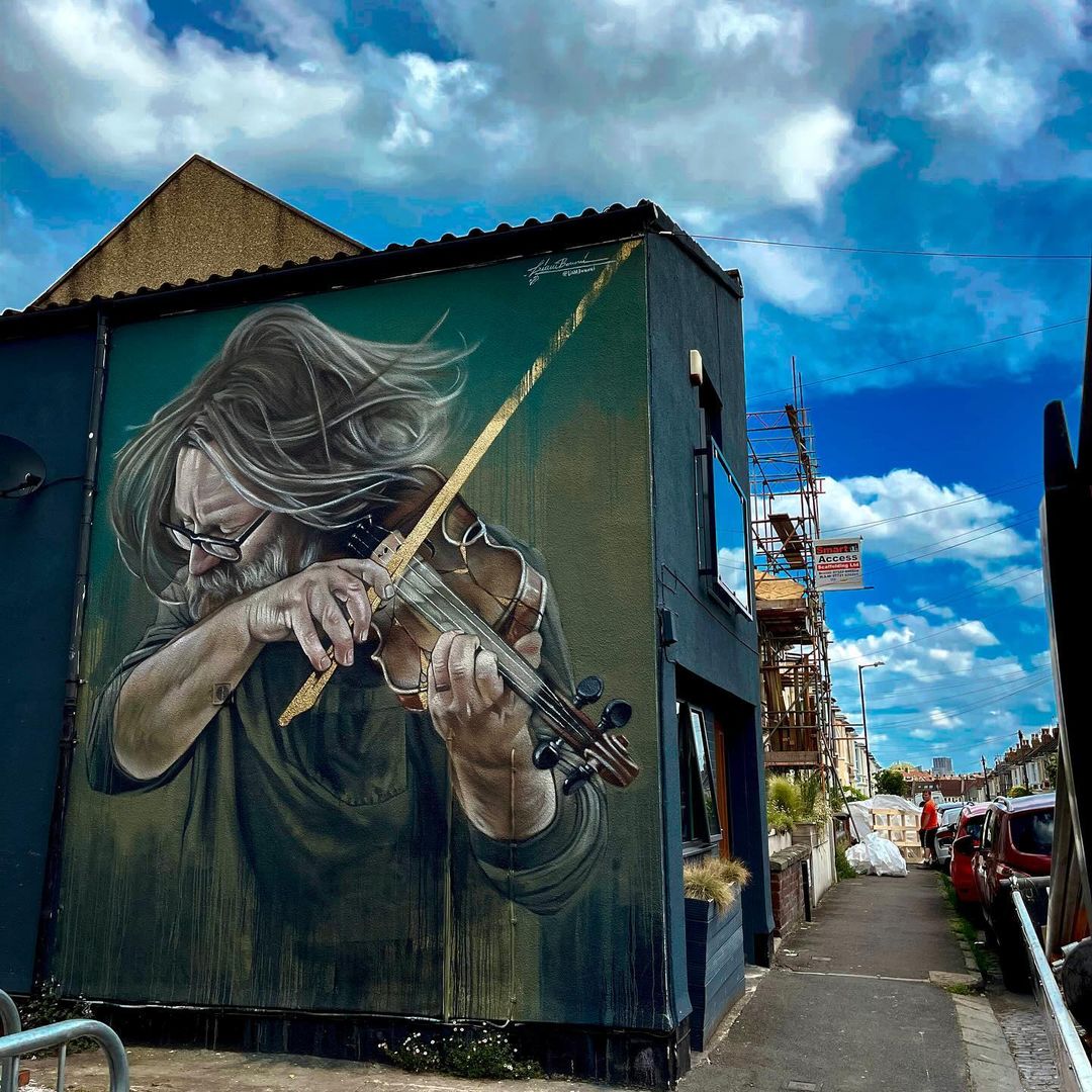 Mural by Liam Bononi of man playing violin in Bristol, UK
