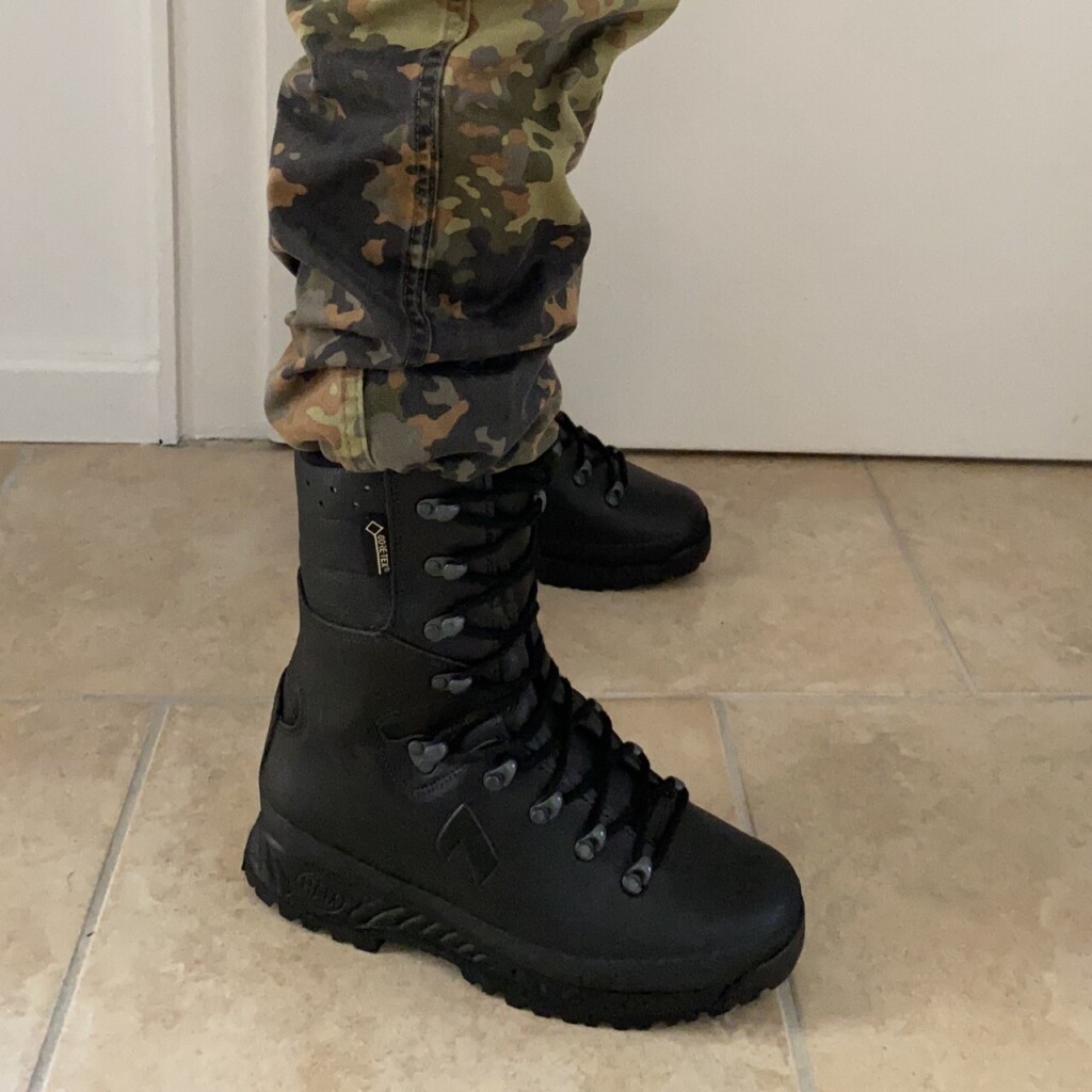 Black Haix Tibet boots and Bundeswehr Flecktarn pants in a side perspective