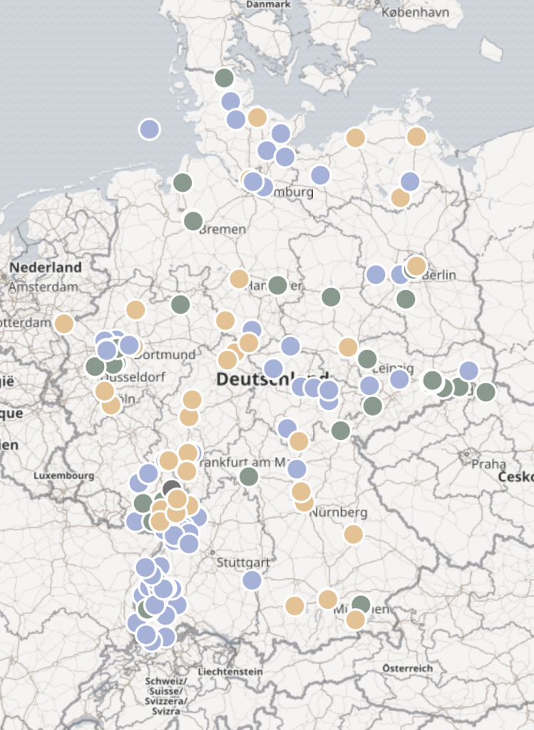 Screenshot des Onlineatlas verbrannte-orte.de mit einer Deutschlandkarte. Auf ihr sind Punkte zu sehen welche die Orte der nationalsozialistischen Bücherverbrennungen dokumentieren.