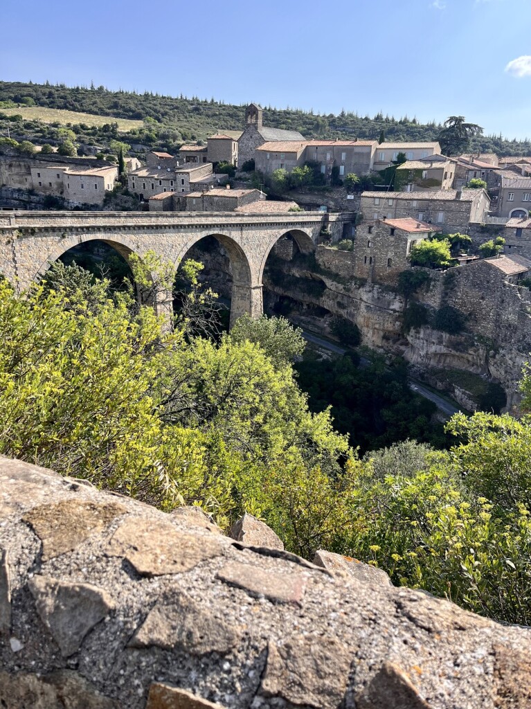 A viaduct leads over the gorge to Rue de Fauzan. 