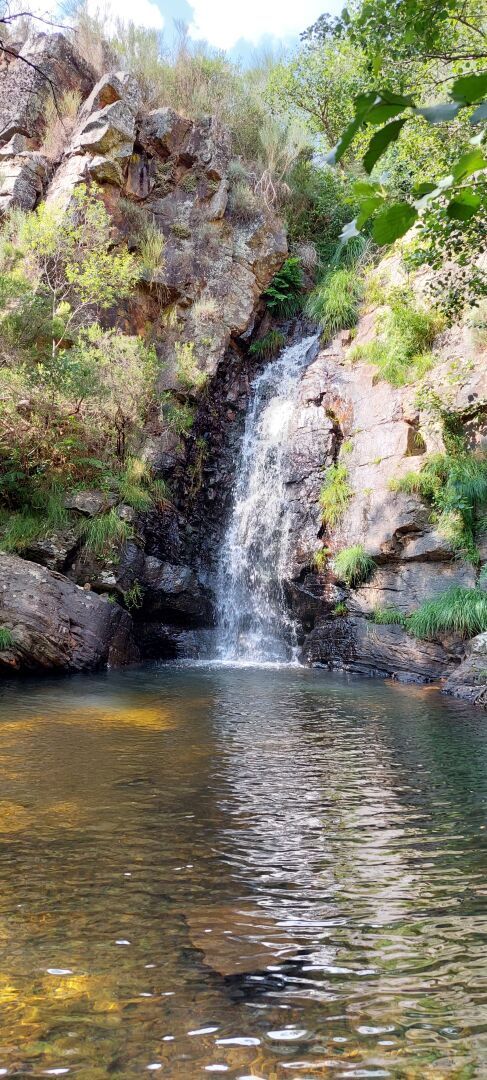 Outra cascata com lago.