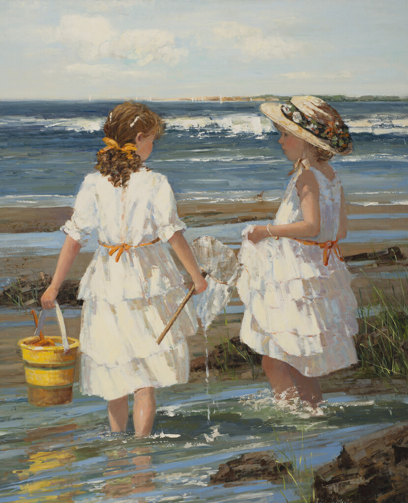 Duas adolescentes,vestidas de branco, com as suas cabeças protegidas,brincando junto ao mar...