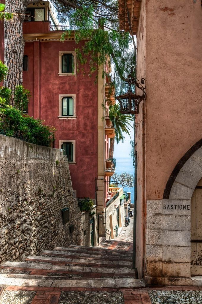 Sidesteps in Taormina, Italy
Photo: Tonybill