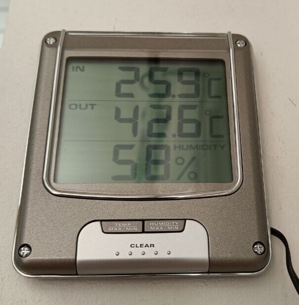 A picture of an indoor thermometer with the readings:
IN 25,9C 
OUT 42,6C
Humidity 58%

This is from a household with a heatpump that you can use to cool the inside. 