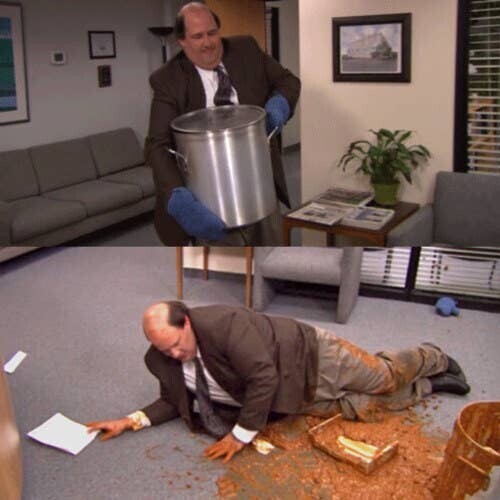 Deux images tirées de la série The Office (version US).
Dans cette scène très célèbre pour les fans, le personnage de Kevin arrive au bureau avec une grande marmite remplie de son "fameux chili" (image 1). Mais avec sa maladresse, il renverse la marmite et tout le chili sur la moquette de l'entrée du bureau, tombant avec elle, son costume est couvert de sauce (image 2).