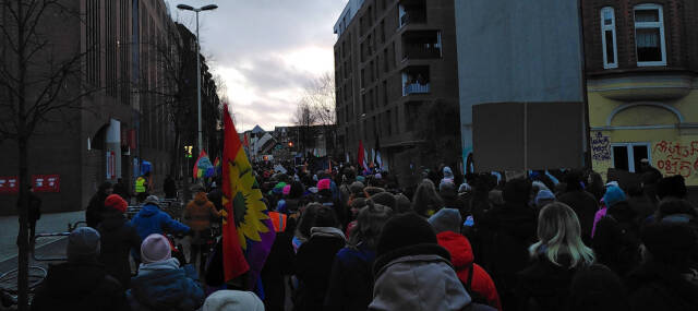 Die Hopfenstraße in Kiel ist voller Demonstraten gegen Rechts