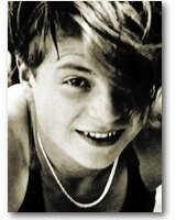 Bild von Sophie Scholl
Fröhlich in die Kamera blinkende junge Frau mit Kurzhaarfrisur und in die Stirn fallenden Haaren