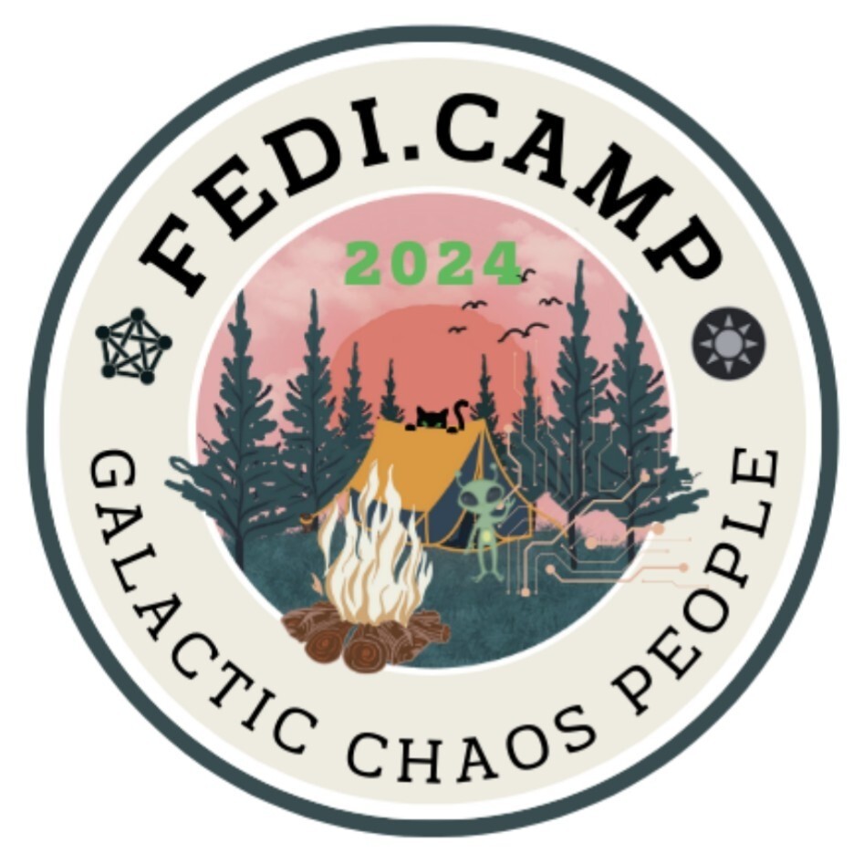 Das Logo des diesjährigen Fedicamps mit eine. Zelt, Lagerfeuer, Aliens und vielen kleine Details. Zu lesen ist: Fedi.Camp, Galactica Chaos People