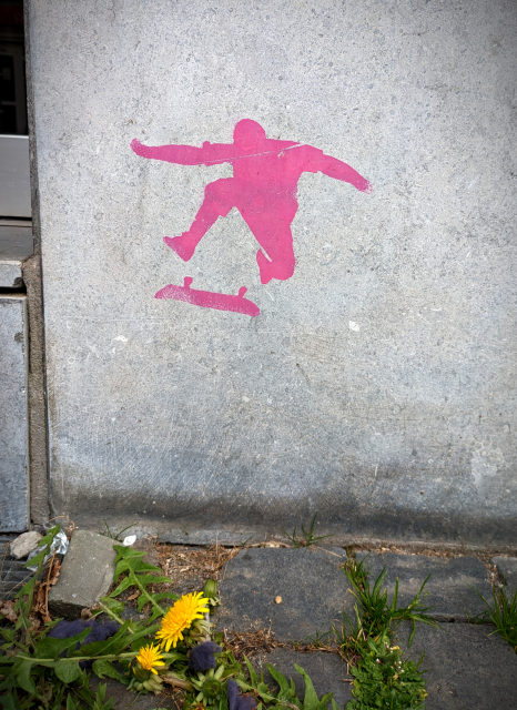 Kleines Graffiti eines Skateboarders