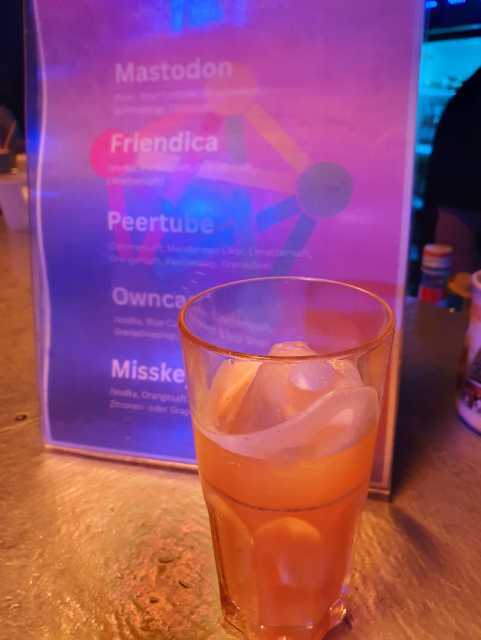 Foto eines gefüllten Glases vor der Cocktail Karte, alles alkoholfrei genießbar