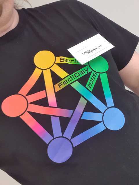 Das Fediverse Logo auf einem schwarzen T-Shirt