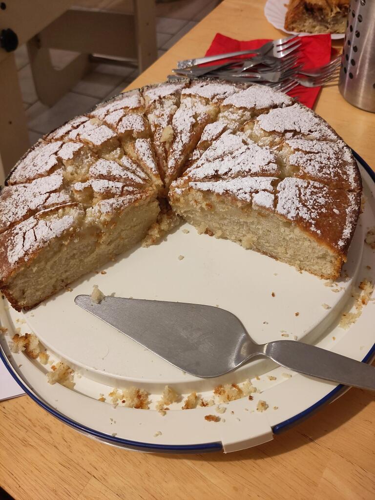 Angeschnitter veganer Zitronenkuchen. Davor ein Tortenheber
