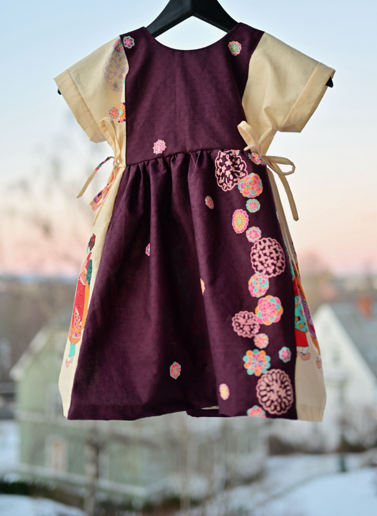 Same dress showing the effect of the purple simple  center when seen from the front. The white edges are less visible, making the darker part of the dress stand out. 
