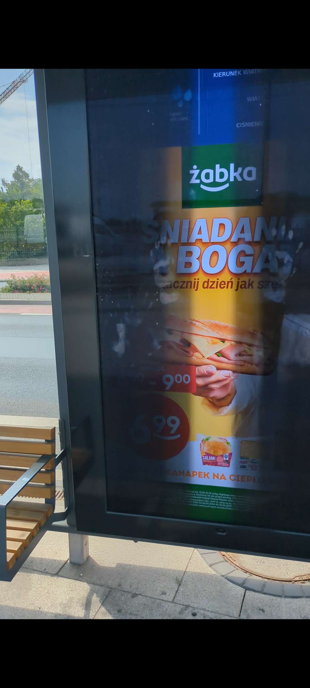 Zdjęcie elranu reklamowego na wiacie przystankowej