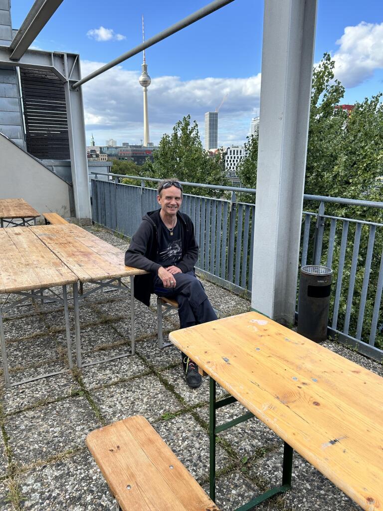 e-punc auf der FediDay Berlin Dachterasse mit toller Aussicht auf Fernsehturm und Spree.