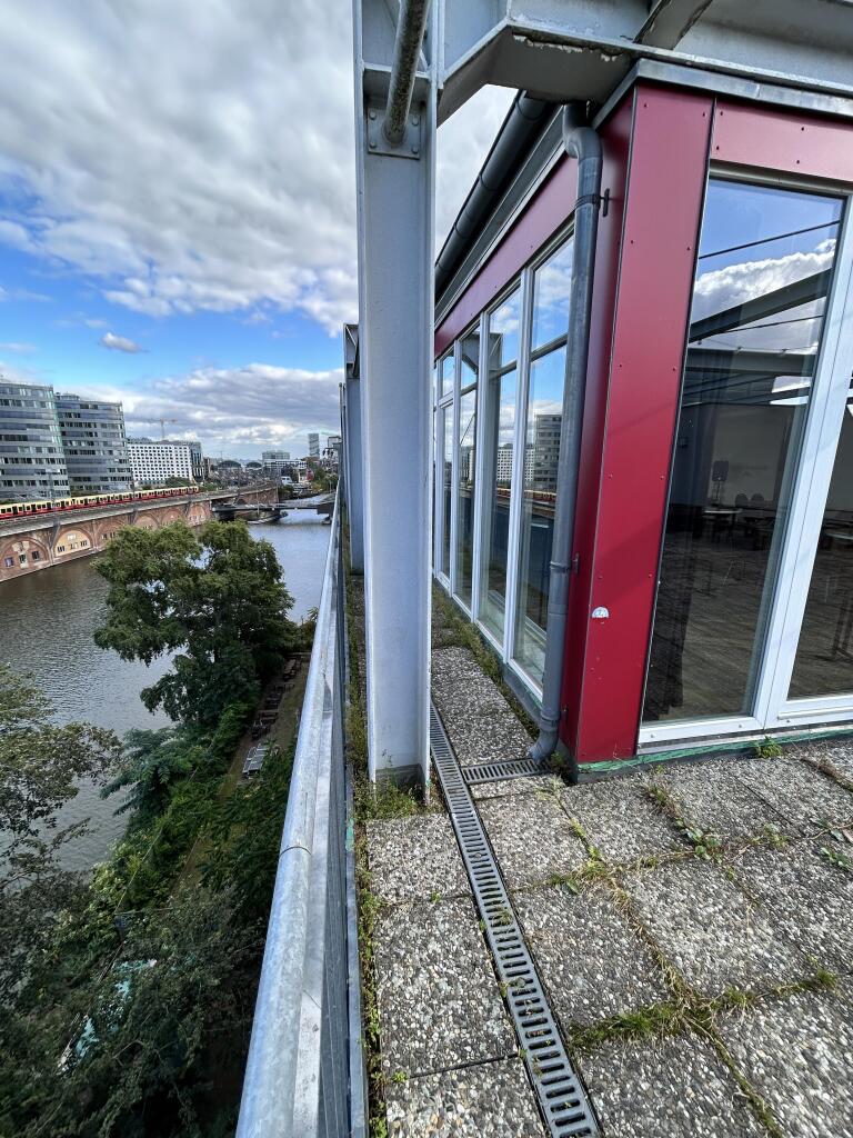 Dachterasse mit Innenraum und Aussicht.