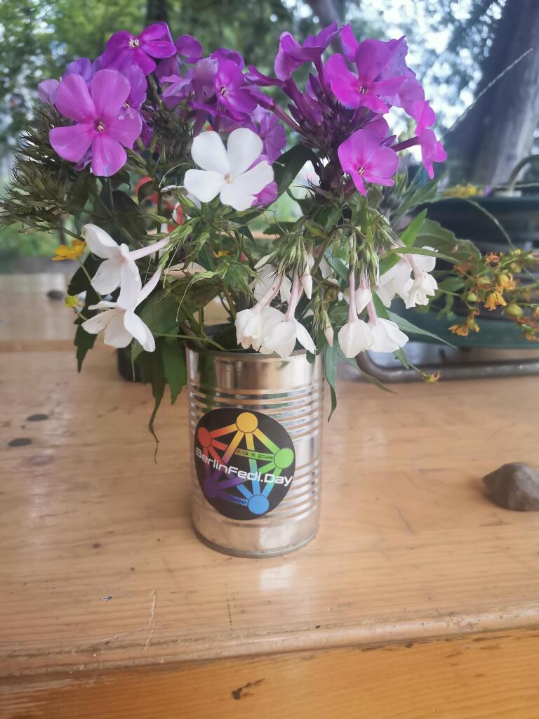 Einige Blumen auf einem Tisch für den FediDay mit einem Aufkleber in der Dose.