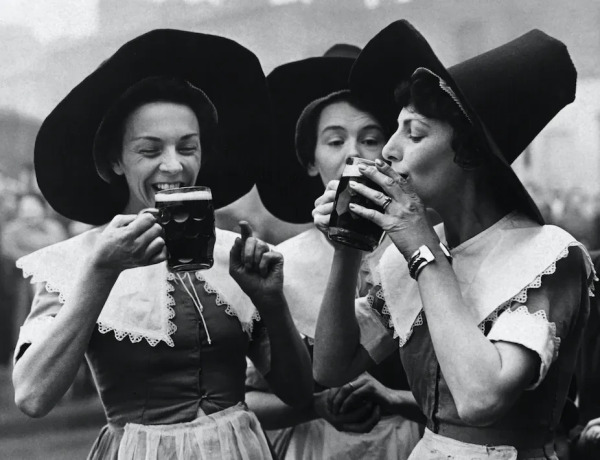 Three women dressed in Middle-Age period garb as alewives. Credit: Hulton-Deutsch Collection/Corbis